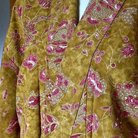 Vintage Japanese Kimono~ Chirimen Silk~ Floral Pattern ~Bust 44 / Length 60 in - Picture 3 of 6